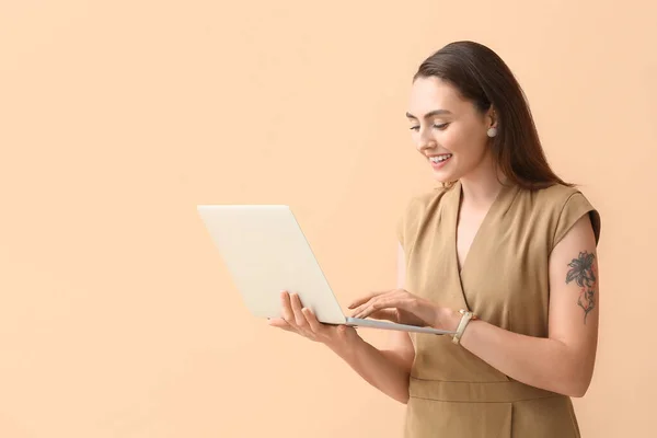 Pretty Young Businesswoman Using Laptop Beige Background — Stock Photo, Image