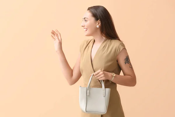 Jolie Jeune Femme Affaires Avec Sac Sur Fond Beige — Photo