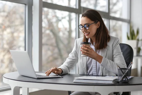 Mulher Negócios Bonita Com Xícara Café Trabalhando Mesa Escritório — Fotografia de Stock