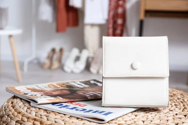 Stilvolle Tasche Und Modezeitschriften Auf Hocker Zimmer — Stockfoto