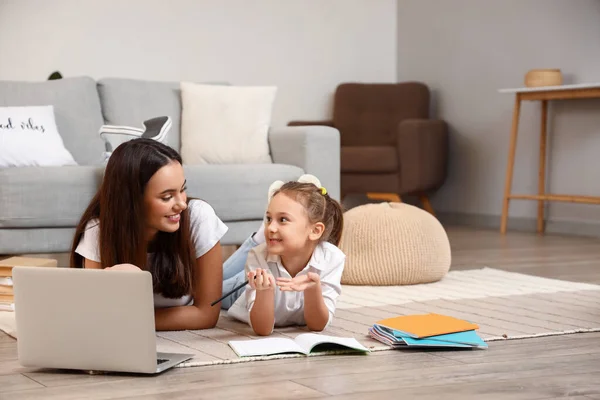 Menina Bonito Estudar Com Tutor Casa — Fotografia de Stock