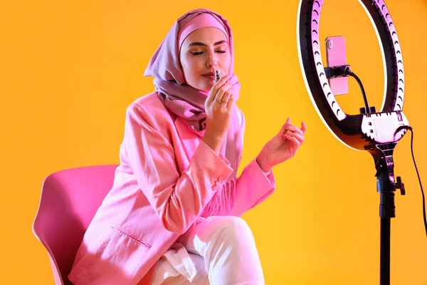 Moslim Schoonheid Blogger Met Parfum Opname Video Gele Achtergrond — Stockfoto