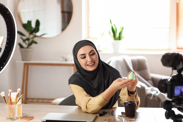 Blogger Beleza Muçulmana Com Esponja Gravação Vídeo Casa — Fotografia de Stock