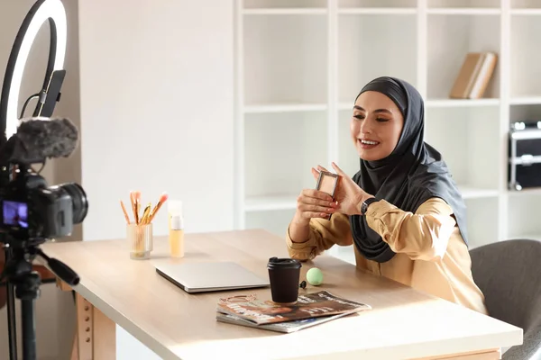Muslim Beauty Blogger Powder Recording Video Home — Stock Photo, Image