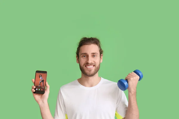 Sportowy Człowiek Telefonem Hantlami Tle Koloru Koncepcja Szkolenia Online — Zdjęcie stockowe