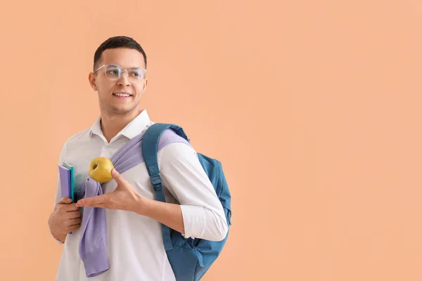 Männlicher Student Mit Rucksack Copybooks Und Apfel Auf Beigem Hintergrund — Stockfoto