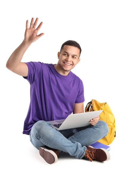 Schöne Studentin Mit Laptop Wedelt Mit Der Hand Auf Weißem — Stockfoto
