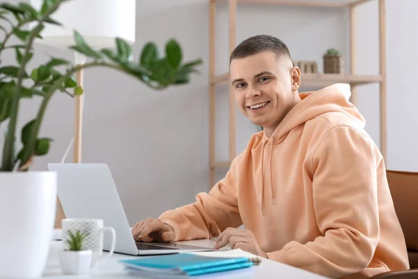 Estudante Masculino Usando Laptop Casa — Fotografia de Stock