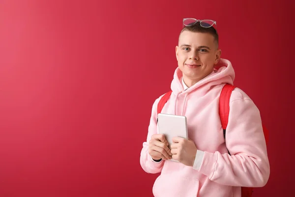 Estudante Sexo Masculino Com Computador Tablet Fundo Vermelho — Fotografia de Stock