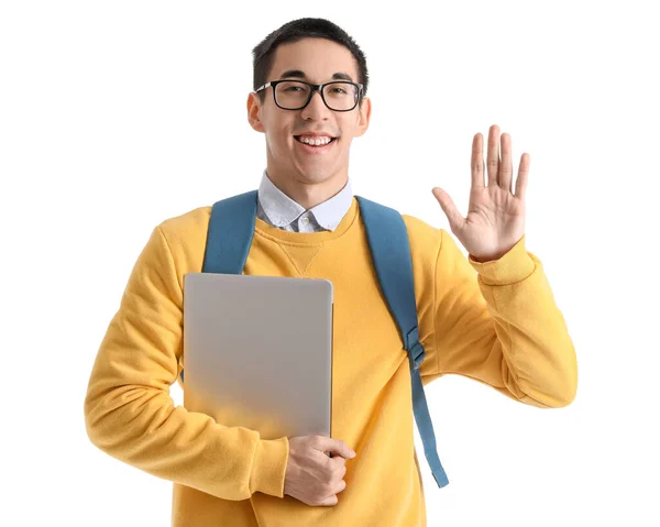 Estudante Asiático Masculino Com Laptop Acenando Mão Fundo Branco — Fotografia de Stock