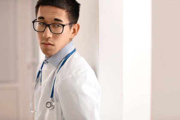 Manlig Asiatisk Läkare Orolig Sjukhuset — Stockfoto