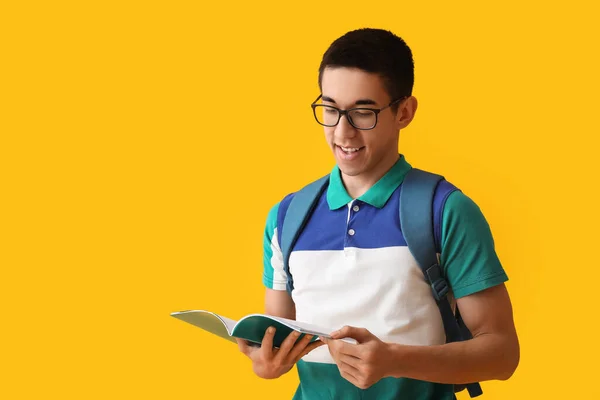 Masculino Ásia Estudante Com Copybook Amarelo Fundo — Fotografia de Stock