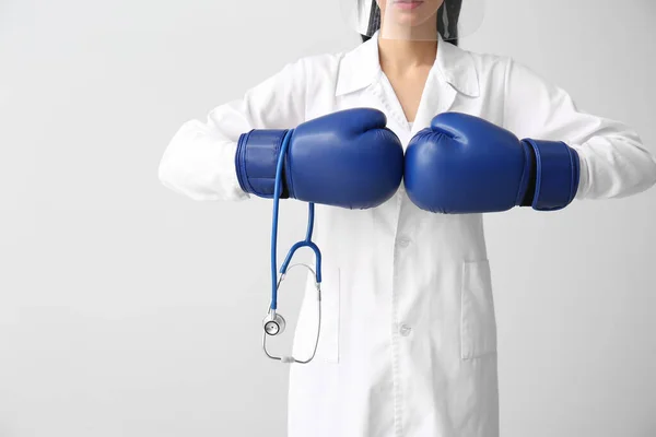 年轻的女医生 戴着拳击手套和听诊器 背景浅薄 豁免概念 — 图库照片