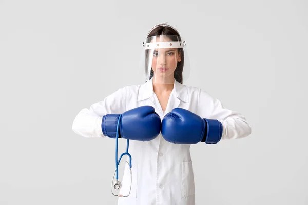 Doctora Joven Con Guantes Boxeo Estetoscopio Sobre Fondo Claro Concepto —  Fotos de Stock