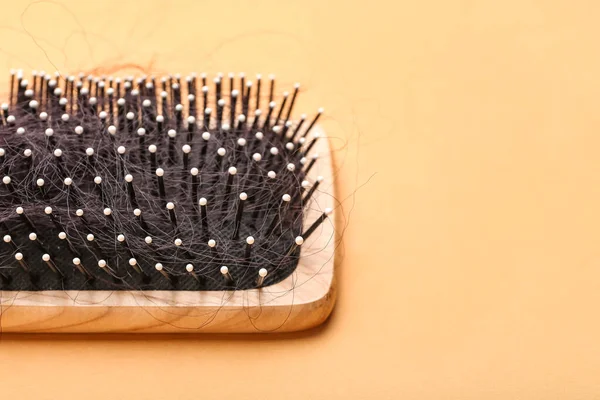 Brosse Avec Cheveux Tombés Sur Fond Orange — Photo