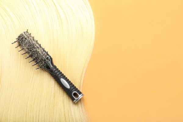 Turuncu Arka Planda Düşmüş Sarı Saçlı Fırça — Stok fotoğraf