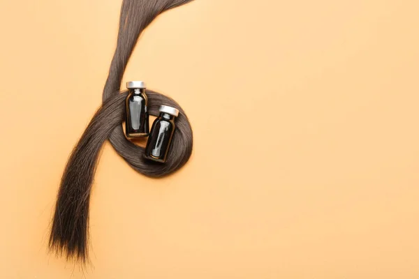 Brunette Hair Strand Medical Bottles Orange Background — Stock Photo, Image