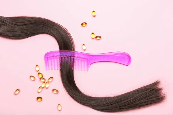 Filo Capelli Bruna Con Pettine Pillole Sfondo Rosa — Foto Stock