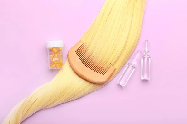 Borstel Met Blond Haar Ampullen Pillen Kleur Achtergrond — Stockfoto