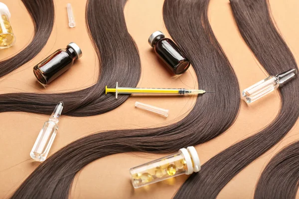 Fio Cabelo Morena Com Tratamento Fundo Bege — Fotografia de Stock