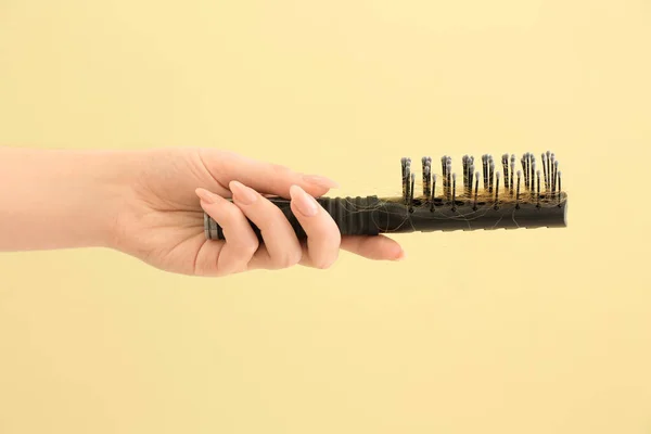 Vrouw Houden Borstel Met Gevallen Naar Beneden Blond Haar Gele — Stockfoto