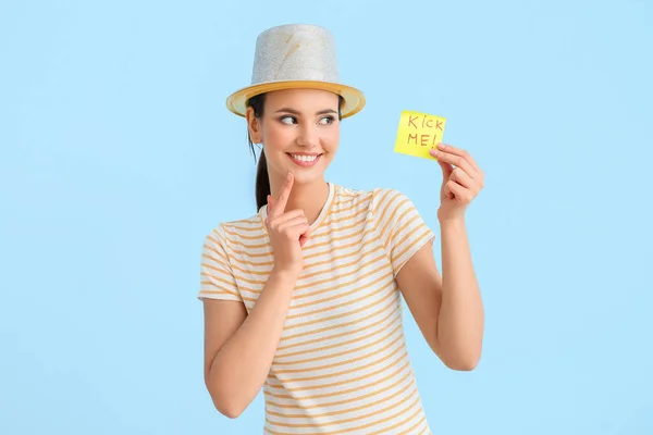 Junge Frau Mit Klebrigem Papier Mit Dem Text Kick Auf — Stockfoto