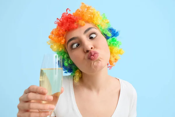 Engraçado Jovem Mulher Peruca Colorida Com Champanhe Fundo Azul Celebração — Fotografia de Stock
