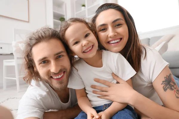 Feliz Familia Joven Tomando Selfie Casa — Foto de Stock