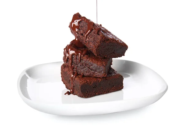 Verter Cobertura Chocolate Plato Con Sabrosos Brownies Sobre Fondo Blanco — Foto de Stock