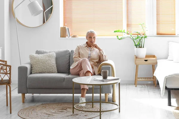 Reife Frau Sitzt Auf Weichem Sofa Hause — Stockfoto