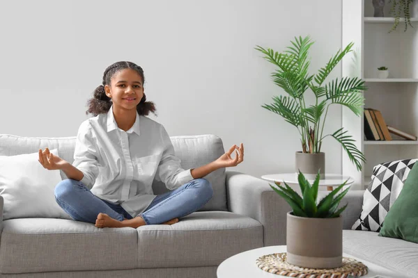 Africano Americano Adolescente Meditando Enquanto Sentado Sofá Casa — Fotografia de Stock