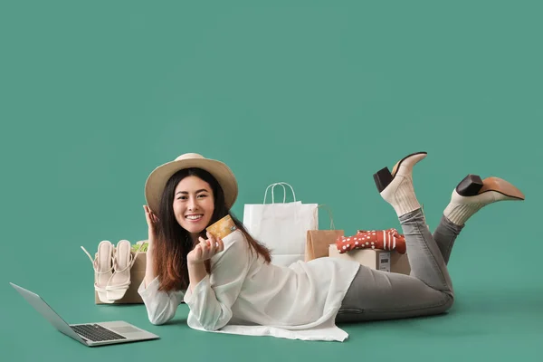 Happy Young Woman Laptop Credit Card New Purchases Color Background — Stock Photo, Image