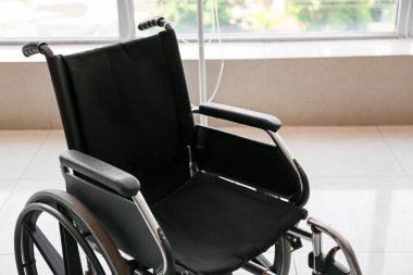Boş odada modern tekerlekli sandalye