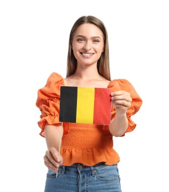 Beyaz arka planda Belçika bayrağı olan genç bir kadın.