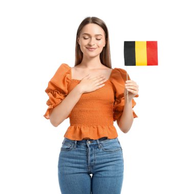 Beyaz arka planda Belçika bayrağı olan genç bir kadın.