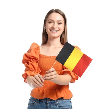 Beyaz arka planda Belçika bayrağı olan genç bir kadın.