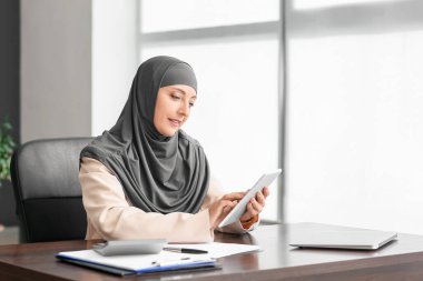 Tabletle çalışan Müslüman sekreter