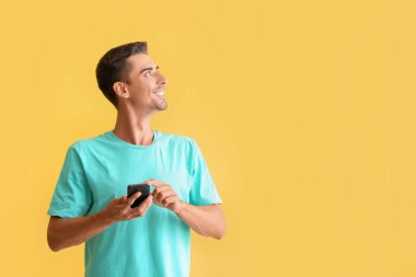 Renkli telefon geçmişi olan yakışıklı bir genç.