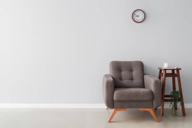 Işık duvarının yanındaki koltuğu ve masası olan odanın içi.