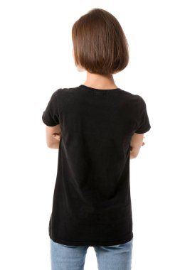 Beyaz arka planda şık tişörtlü güzel bir kadın.