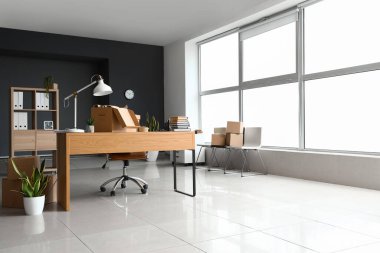 Taşındığı gün ofis içi mobilya ve eşyalarla dolu karton kutular.