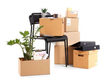 Beyaz arka planda ofis sandalyesi olan karton kutular.