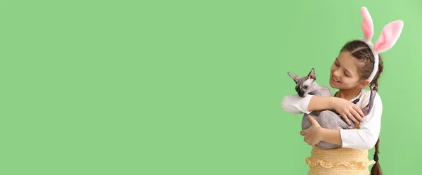 Dziewczynka Króliczymi Uszami Słodkim Kotem Sphynx Zielonym Tle Miejscem Tekst — Zdjęcie stockowe