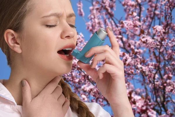 Młoda Kobieta Inhalatorem Mająca Atak Astmy Świeżym Powietrzu Wiosenny Dzień — Zdjęcie stockowe