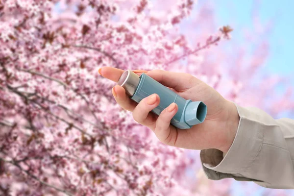 Young Woman Inhaler Outdoors Spring Day Closeup — Stock Photo, Image