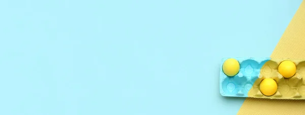 Держатель Раскрашенными Пасхальными Яйцами Цветном Фоне Местом Текста — стоковое фото