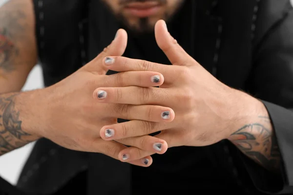 Hombre Con Manicura Elegante Dedos Cruzados Traje Inacabado Primer Plano —  Fotos de Stock