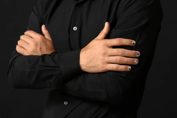 Homem Com Manicure Elegante Mãos Cruzadas Fundo Preto Close — Fotografia de Stock