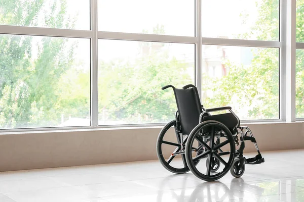 Современное Инвалидное Кресло Пустой Комнате — стоковое фото