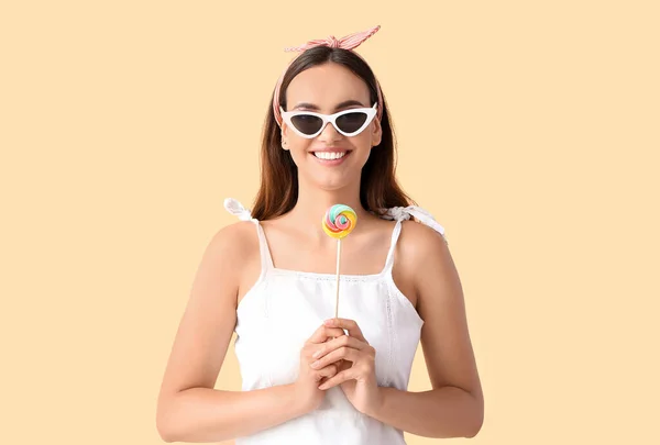Schöne Junge Frau Sonnenbrille Mit Süßem Lutscher Auf Beigem Hintergrund — Stockfoto